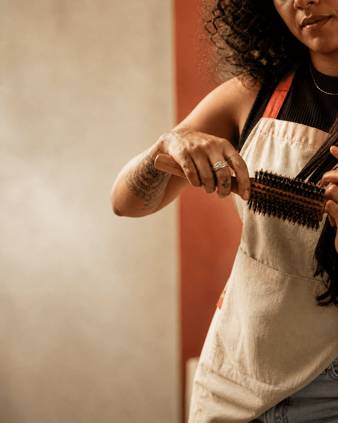 Profissional brasileira em salão preparando atendimento de uma cliente